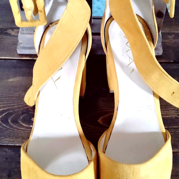 Heels - Picture 3 of 3